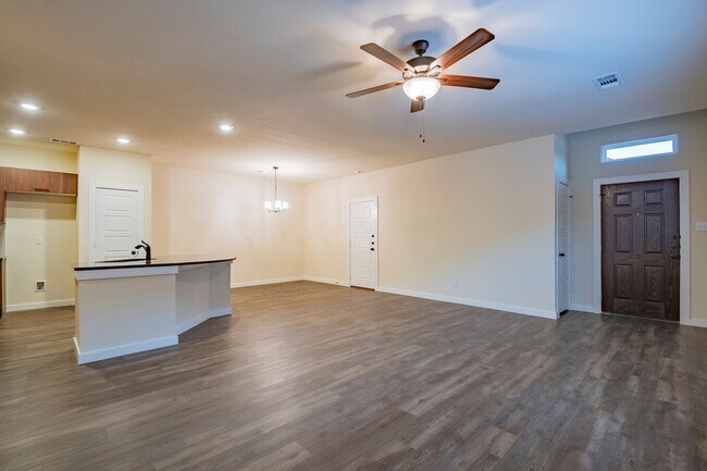 Building Photo - AVAILABLE NOW! GORGEOUS 3 BEDROOM DUPLEX L...