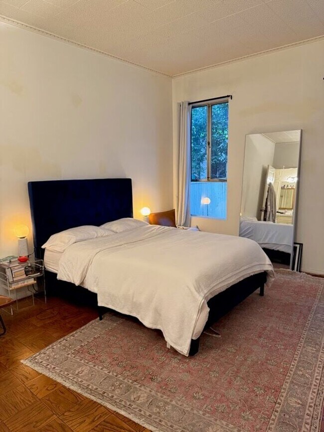 Building Photo - 9080 Shoreham Dr