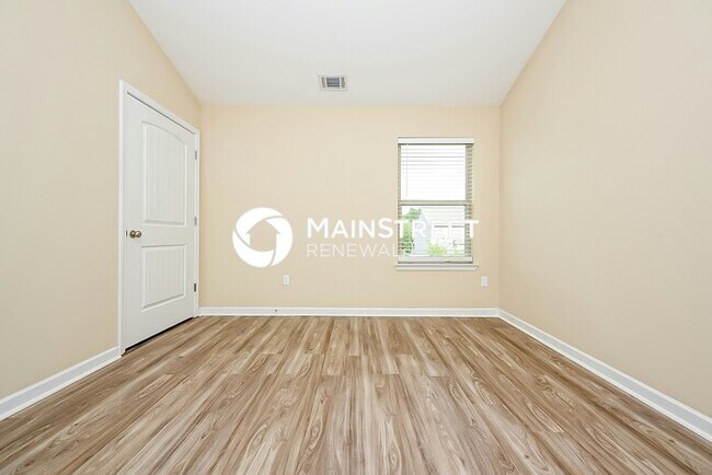 Building Photo - 5 Bedroom Pet-Friendly Home in Locust Grove, GA with Main Street Renewal