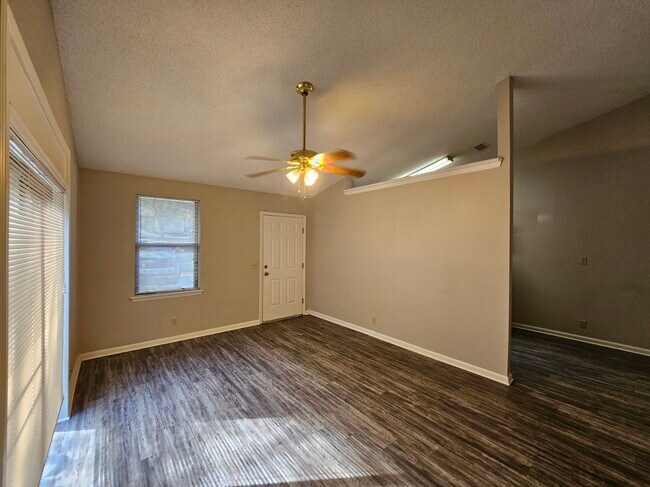 Building Photo - 108 E Lakemont Dr