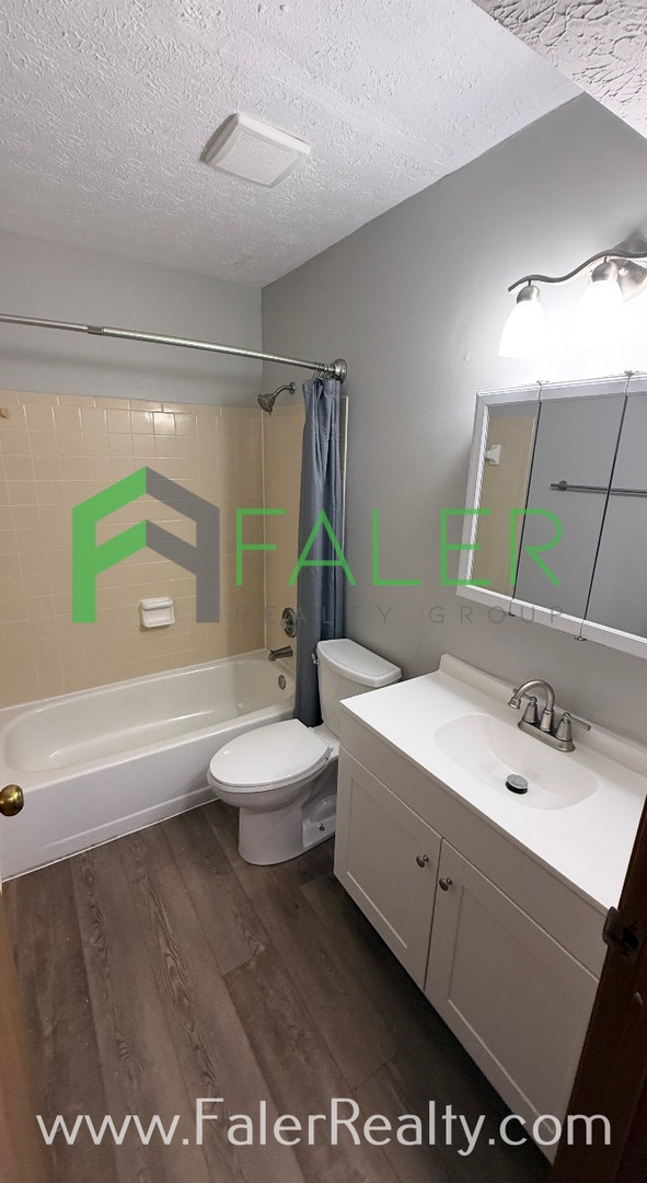 Building Photo - Ground Floor Condo Available Now!