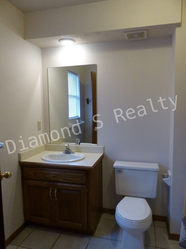 Building Photo - Spacious 2 Bedroom Duplex in Nixa!