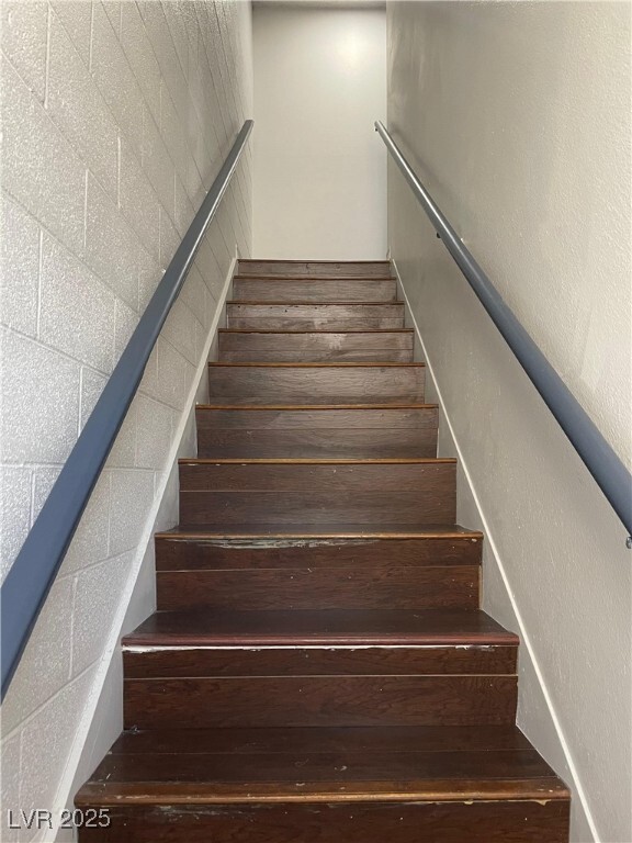 Building Photo - 700 E Nelson Ave