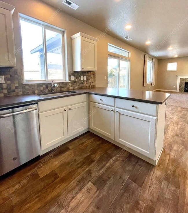 Building Photo - Rare 5 BR home in Southwest Redmond