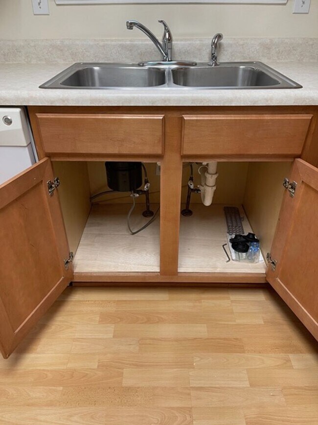 Building Photo - Spacious 3BR Home with Fenced Yard, 2-Car Garage & Great South Columbia Location