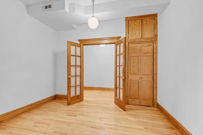Building Photo - 1415 W Belle Plaine Ave