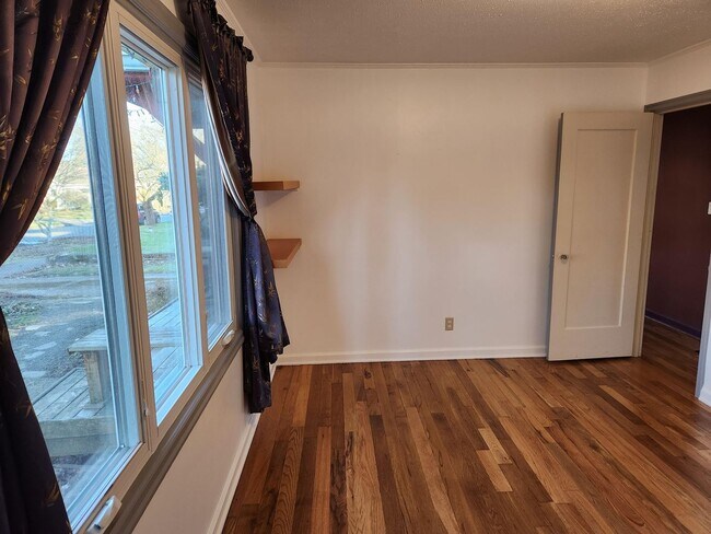 Building Photo - zoeb01