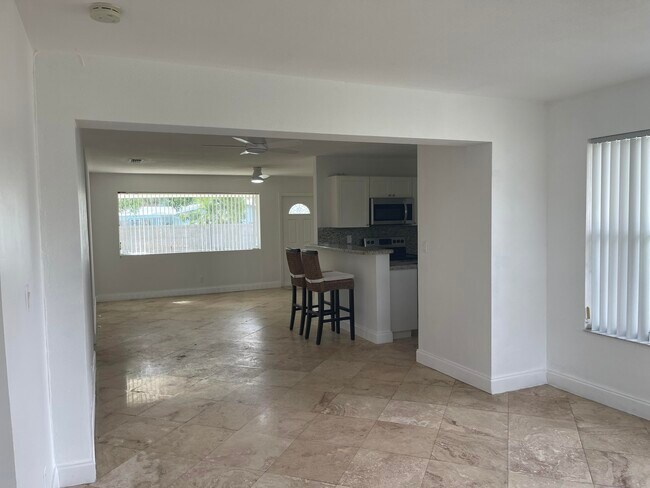 Building Photo - 927 W Royal Palm Rd