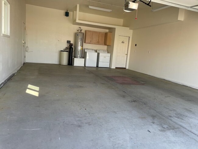 Building Photo - Move in ready, Call for a showing.