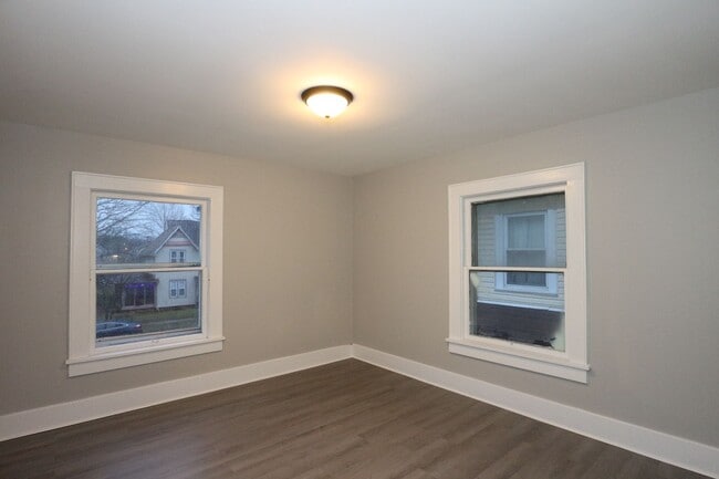 Building Photo - Large Frankfort Home!