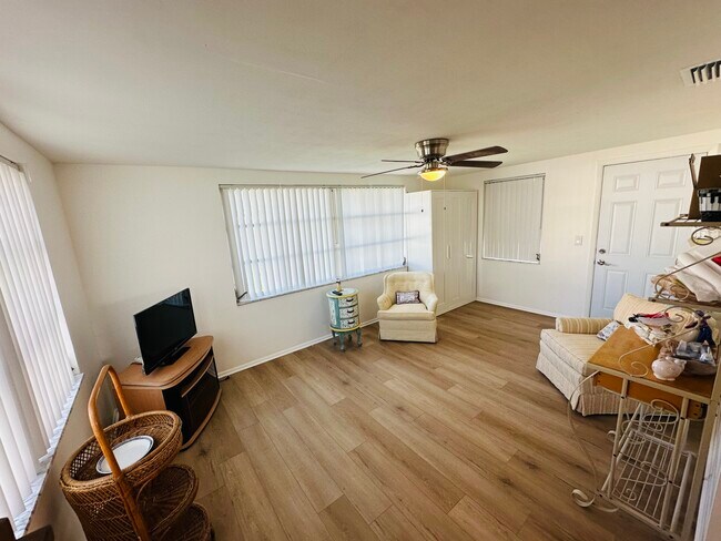 Building Photo - 5202 Overton Dr