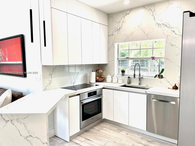 Building Photo - 3070 Allamanda St