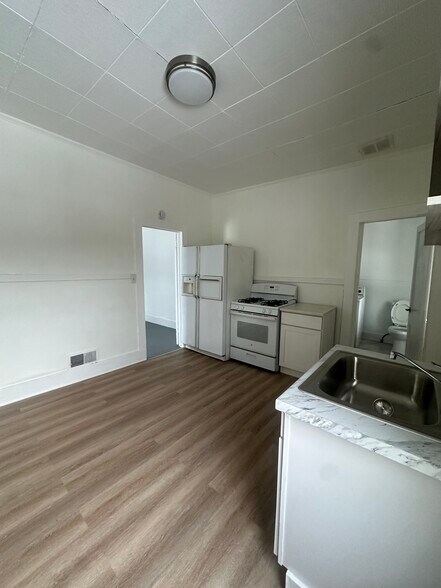 Building Photo - 9 N Water St