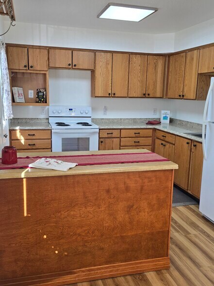 Cute kitchen with tons of storage, roll out shelves, pot holder, dishwasher - 12103 Viewpoint Dr