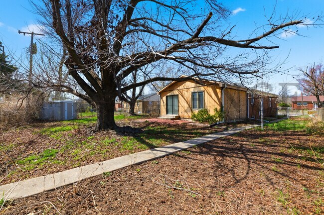 Building Photo - 2242 S Ridgewood Dr