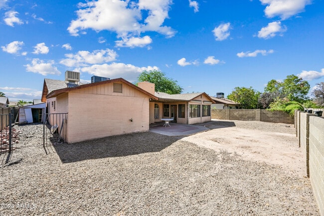 Building Photo - 2412 W Temple St