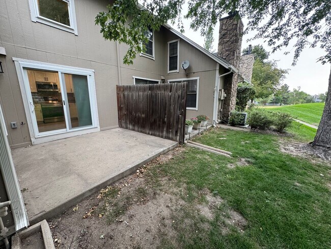 Building Photo - Aurora Townhome Right on the Golf Course
