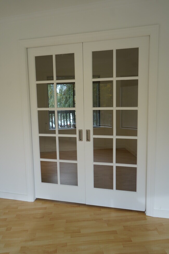 Building Photo - 2550 Thorndyke Ave W