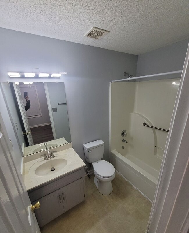 Building Photo - 3 Bedroom 2 Bathroom Home!