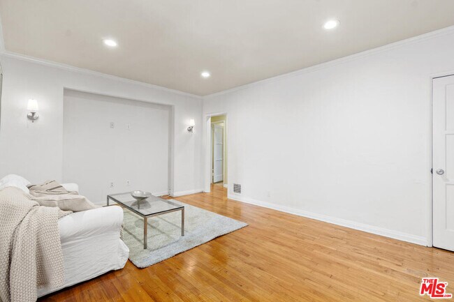 Building Photo - 117 Kings Rd