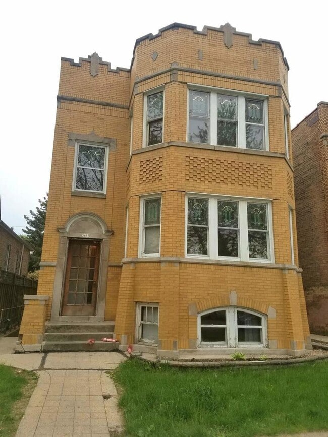 Primary Photo - 5057 W Newport Ave