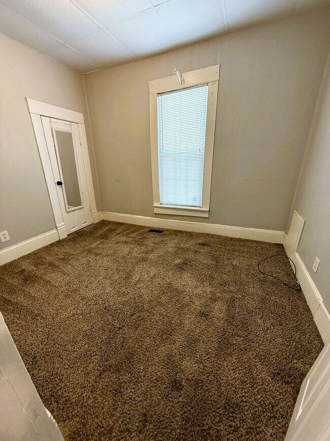 Building Photo - Charming 2-Bedroom Home with Detached Garage & Spacious Yard