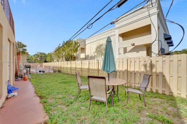 Building Photo - 2909 Middle River Dr