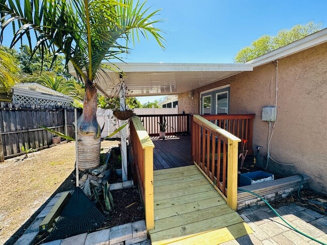 Building Photo - 3/2.5/1 Freshly Updated Pinellas Park Home