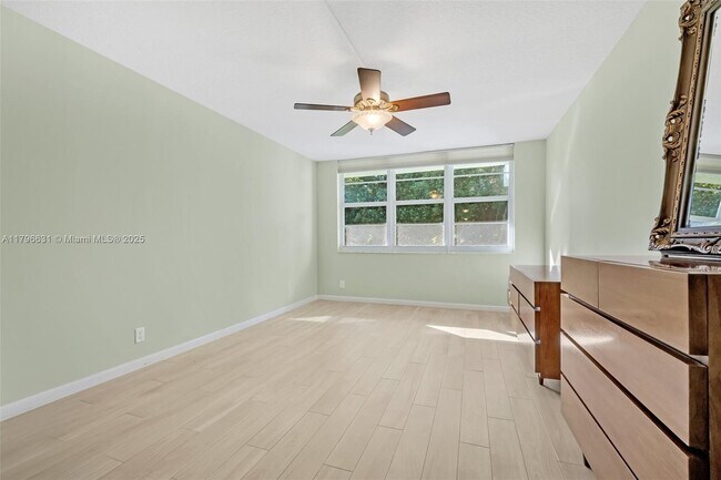 Building Photo - 933 Cypress Grove Dr