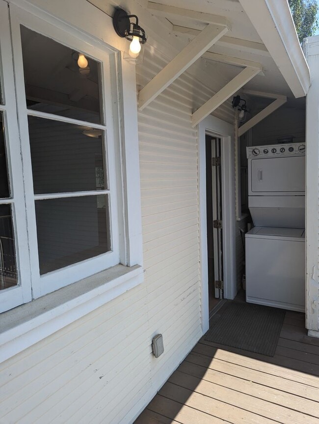 Building Photo - COMING SOON-A sunny top floor flat, 3 bedrooms, 2 bathrooms, living room and large kitchen with p...