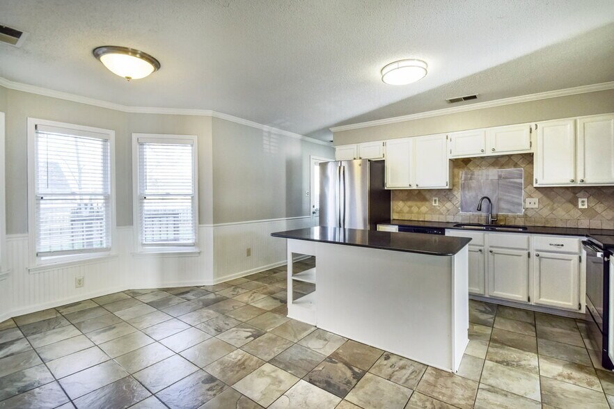 Building Photo - 2703 Misty Woods Cove N