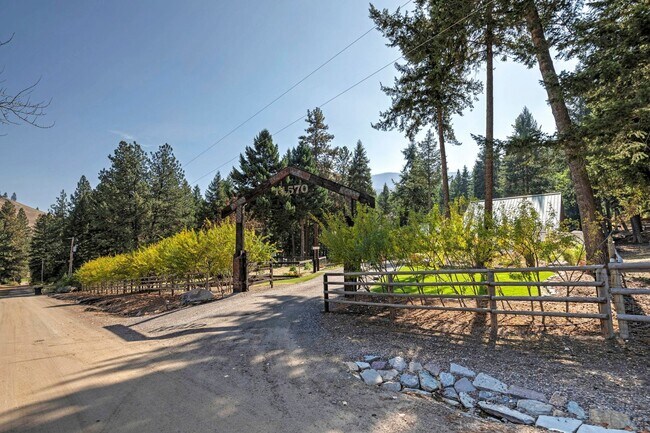 Building Photo - Lolo 4 bedroom, 2 bath, 2,520 Sq. Ft. home...