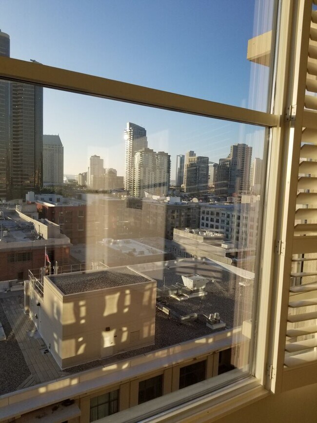 Building Photo - Downtown  1-Bed plus Loft 1bath 1 parking - Steps to Petco Park