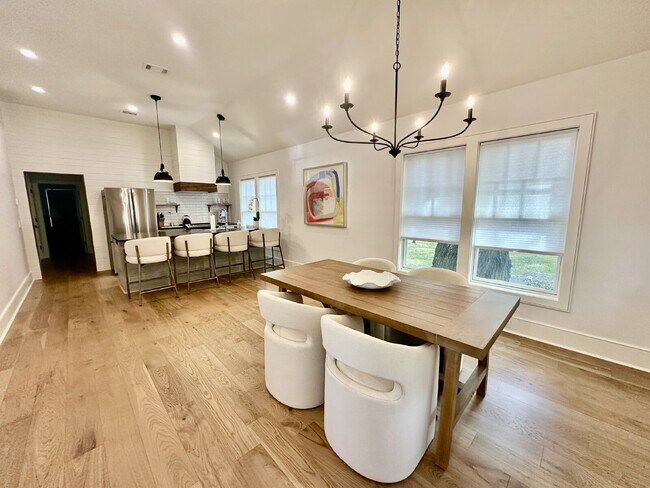 Building Photo - Low Country Cottage located in the Heart of Bluffton!