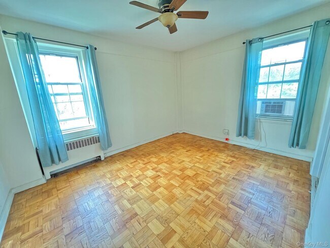 Building Photo - 210 Pelham Rd