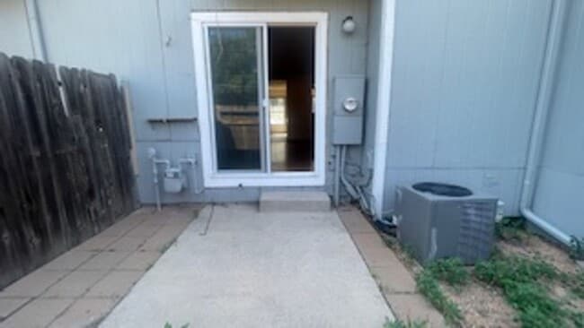 Building Photo - Updated 2 Story Townhome Close to UCCS