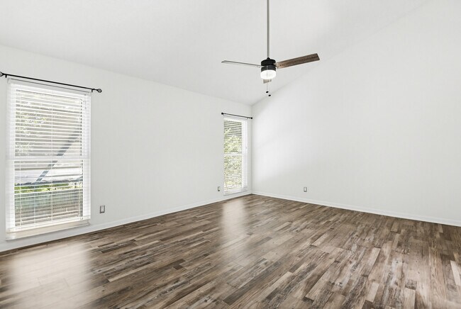Building Photo - 6 Baywood Dr