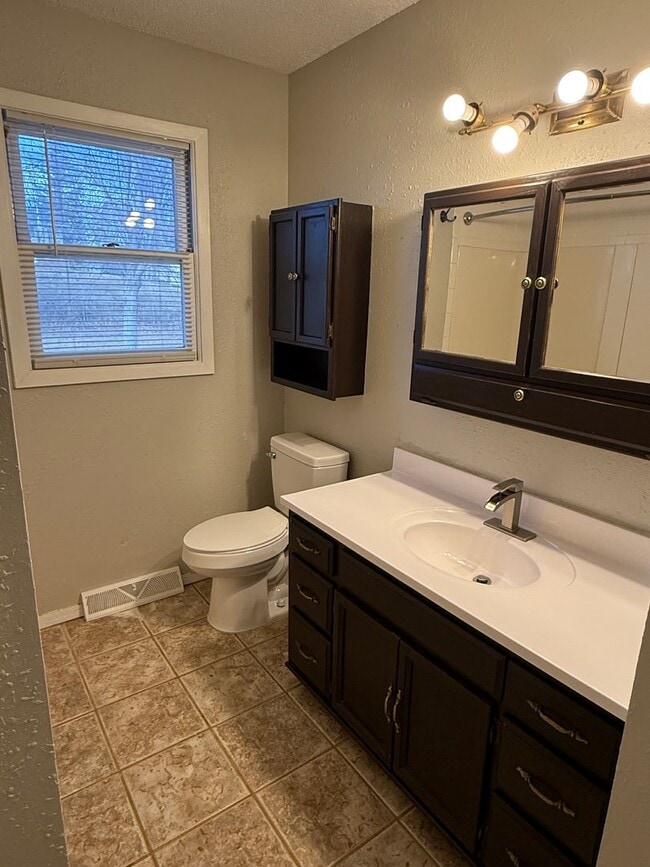 Building Photo - 4 Bedroom, 2 Bath Home for Rent