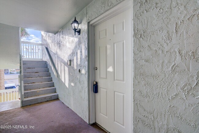 Building Photo - 221 6th St S