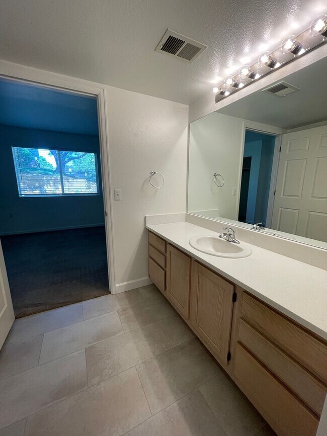 Building Photo - Stunning First-Floor Condo SE Ft. Collins