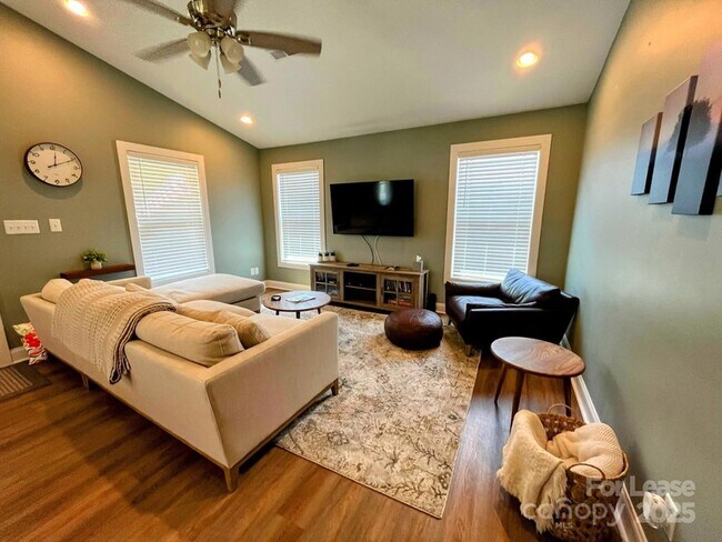 Building Photo - 528 S Shamrock Ave