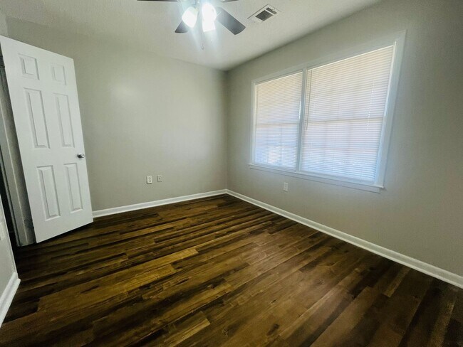 Building Photo - 406 Russell Pkwy