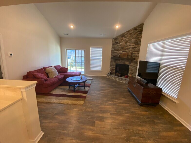 Building Photo - 4043 Woodsmill Rd
