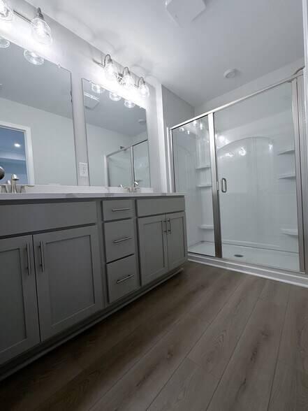 Building Photo - 481 Crown Dr