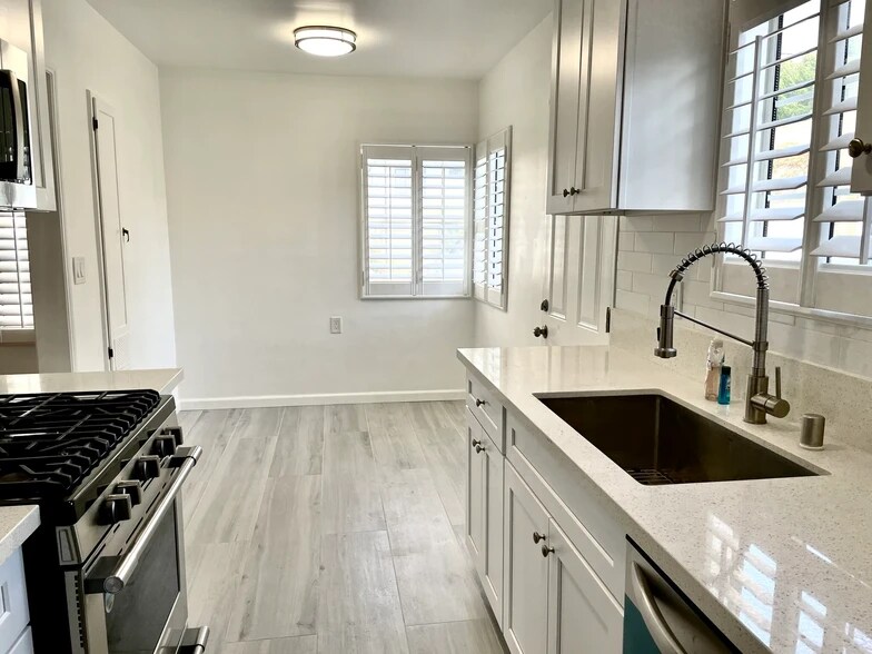 Kitchen with stainless steel appliances & quartz countertop - 3408 Pearl St
