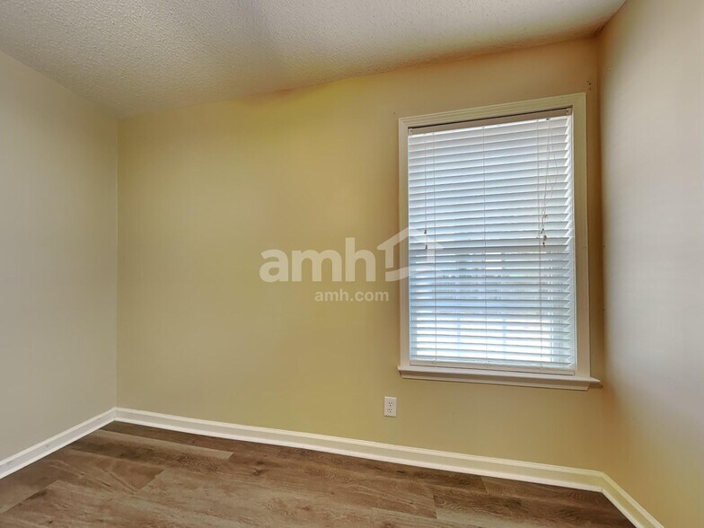 Building Photo - 409 Roberts Way