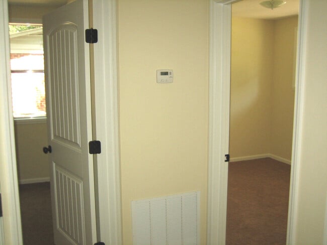 Building Photo - NICE TWO BEDROOM HOUSE