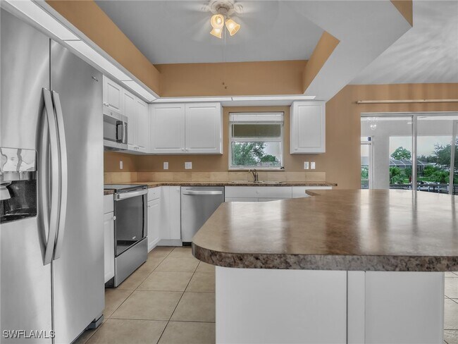 Building Photo - 906 SW 11th Pl