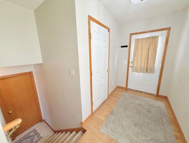 Building Photo - Great 2 Bedroom Townhome in Prime Apple Valley Location!   W’Finished Basement