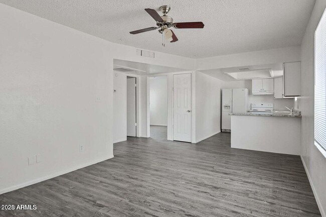 Building Photo - 717 E Roeser Rd